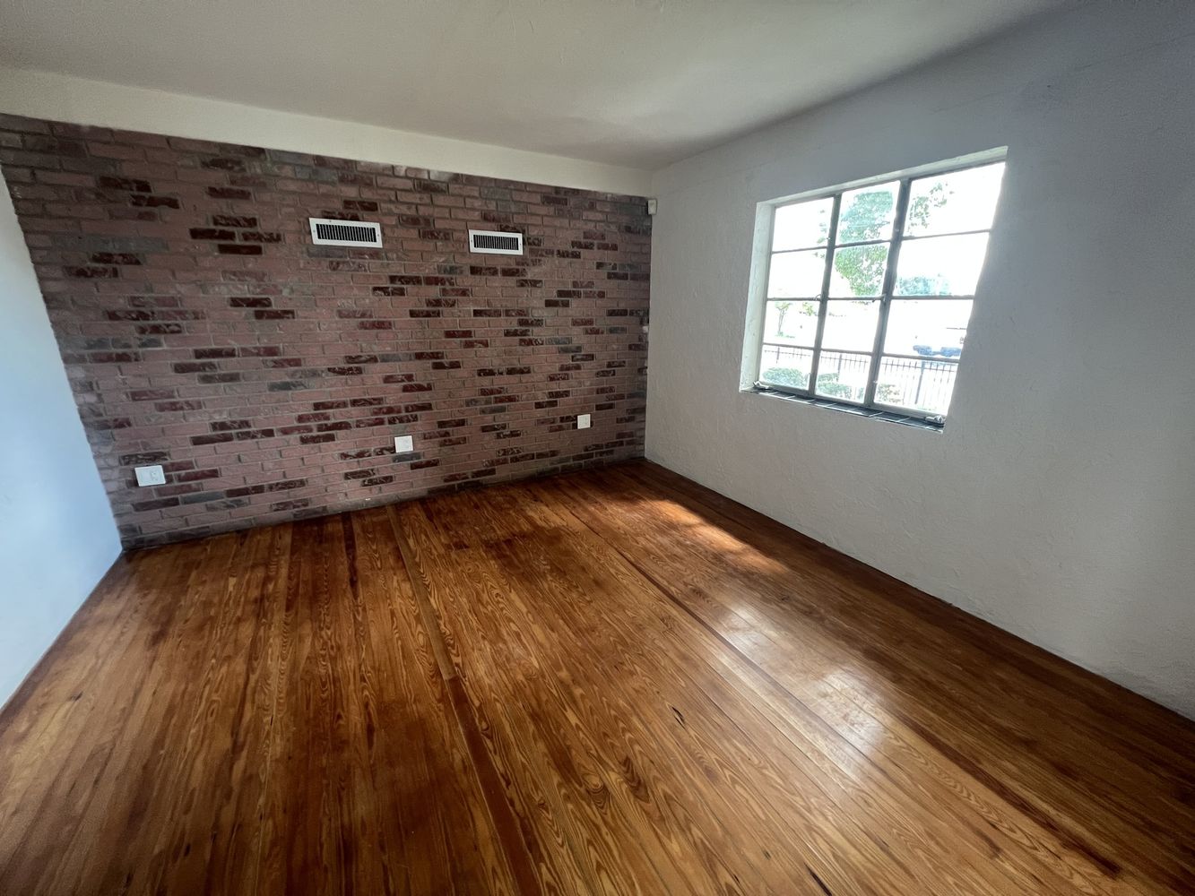 West Tampa Freestanding Building : 2323 W Aileen St, Tampa, FL 33607